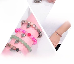 Détail du bracelet en pierre zébrée rose avec breloque cœur et carte cadeau