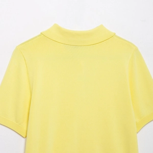 Maglione in maglia gialla a maniche corte da donna con colletto a polo e stile casual