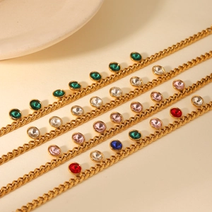 Détails de bracelets à pampilles dorés avec zircons colorés en vert, rose et bleu