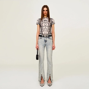 Eng anliegendes T-Shirt mit Leopardenmuster und hellblauen High-Waist-Schlagjeans