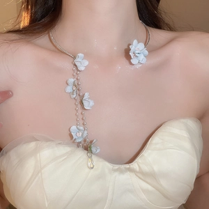 Collier vintage français avec pompon à fleurs bleu clair et pendentif en cristal