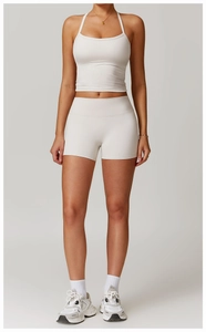 Détail de l'ensemble de yoga blanc avec haut dos croisé et short doux à taille haute