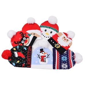 Weihnachtliche Strickmützen mit Bommel und festlichen Rentier- sowie Weihnachtsmann-Motiven