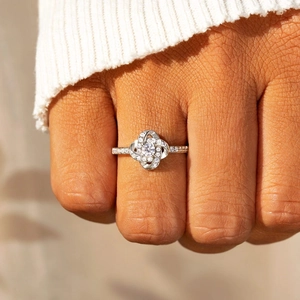 S925 sterling silver four-leaf clover ring with zircon stones in a twisted band design