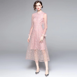 Robe cheongsam rose brodée avec manches en tulle et col officier élégant