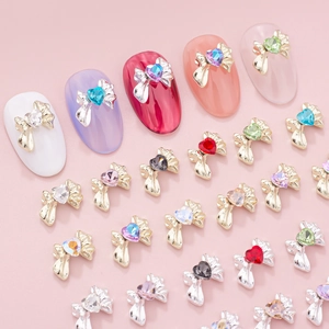 Dettaglio macro di fiocchi in lega per unghie con strass a cuore colorati per manicure