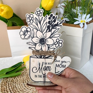 Detail of wooden Mother's Day flower ornament with Best Mom in the World engraving