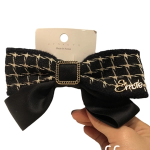 Barrette à cheveux vintage en velours noir avec motif pied-de-poule et breloque dorée Smile