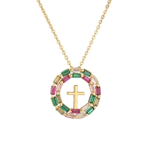 Collier doré avec pendentif circulaire orné de zircons colorés et d'une croix centrale