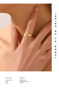 Detailansicht eines verstellbaren goldenen Dreifachblatt-Rings aus Edelstahl am Finger