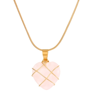 Detail van roze kristallen hart hanger met gouden draadwikkeling aan een slangenketting
