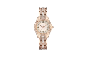 Vue détaillée d'une montre or rose avec lunette sertie de cristaux et cadran en nacre