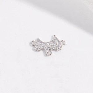Détail du connecteur chien en argent S925 serti de zircons blancs étincelants pour bijoux