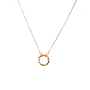 Elegante 18K vergulde oceaan-serie ketting met een ronde hanger op witte achtergrond