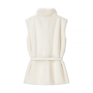 Vue arrière du gilet en fausse fourrure blanche avec col montant et ceinture assortie