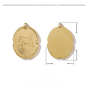 Détail du pendentif Good Luck en acier inoxydable doré avec dimensions et poids