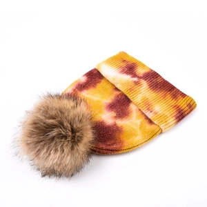 Détail de la texture en maille côtelée et du motif tie-dye sur le bonnet bordeaux