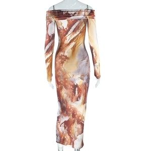 Détail de la robe à manches longues et épaules dénudées avec motif marbre marron