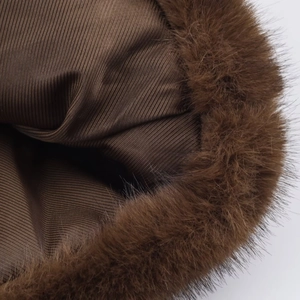 Detail van donkerbruin imitatiebont en koffiekleurige twill voering op de korte jas