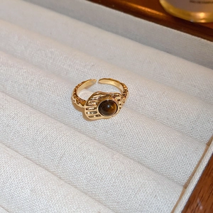 Verstellbarer goldener Vintage-Ring mit rundem Tigerauge-Stein und Relief-Textur