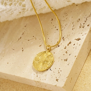 Goldene Halskette mit Sonne- Mond- und Sterne-Münzanhänger und strukturierter Oberfläche