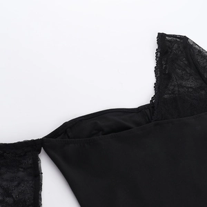 Détail de la dentelle noire et de la couture d'épaule sur un haut cintré et sexy