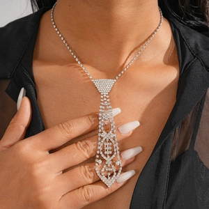 Gros plan d'un collier cravate avec strass et perle d'imitation porté par un mannequin