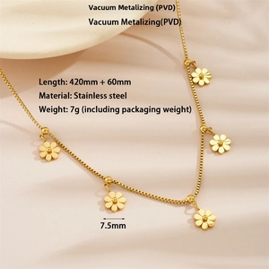 Vue macro du collier marguerite en acier inoxydable doré avec placage sous vide PVD