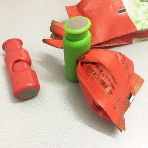 Press-type plastic food sealing clips in red and green for moisture-proof bag storage