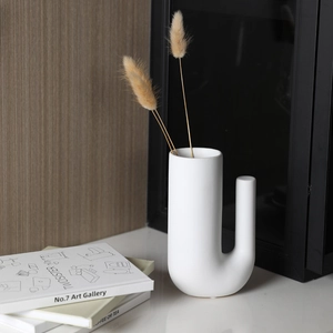 Vase moderne en céramique blanche mate en forme de U pour décor géométrique