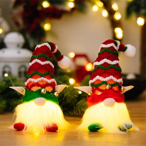 Gros plan de deux nains de Noël à LED avec bonnets tricotés et lumières festives chaudes
