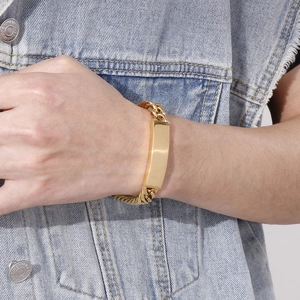 Dettaglio del bracciale maschile dorato in acciaio inossidabile con piastra lucida