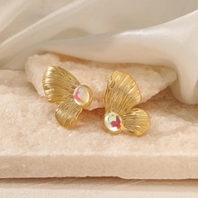 Elegante 18K goldene Schmetterlings-Ohrstecker mit buntem Stein auf Texturbasis