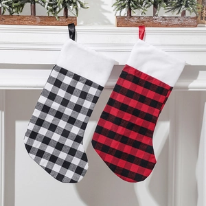 Détails de chaussettes de Noël à carreaux rouges et noirs avec garniture en peluche