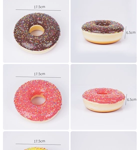 Dettaglio di un grande donut squishy da 17cm con texture di zuccherini colorati finti