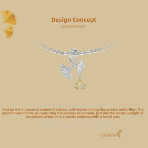 Détail du pendentif feuille de ginkgo en argent s925 avec zircons bicolores et brossés