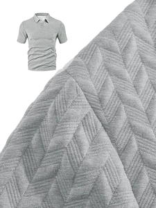 Détail du polo gris en jacquard montrant la texture en maille respirante à chevrons