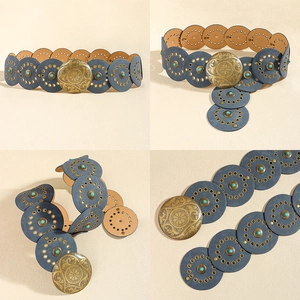 Détail de la ceinture bohème en cuir bleu avec incrustation turquoise et boucle en laiton
