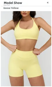 Vue de face du mannequin portant une brassière de sport jaune pâle et un short taille haute