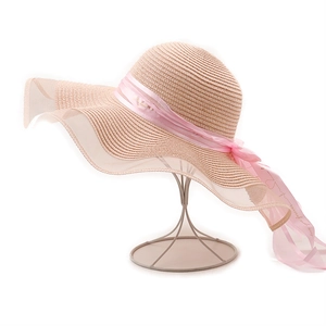 Chapeau de soleil en paille rose à larges bords ondulés et rubans en mousseline chic