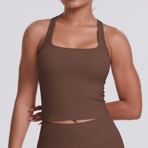 Gros plan du débardeur de sport marron avec encolure carrée et tissu brossé de qualité
