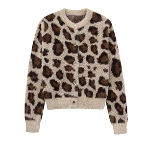 Detailansicht der Leopard-Strickjacke mit flauschiger Textur und Metallknöpfen