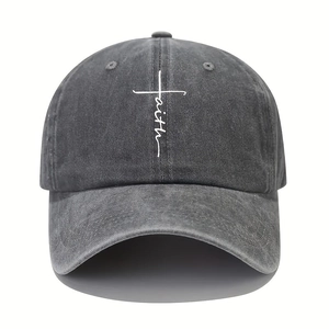 Détail macro d'une casquette en coton gris foncé avec broderie croix faith blanche