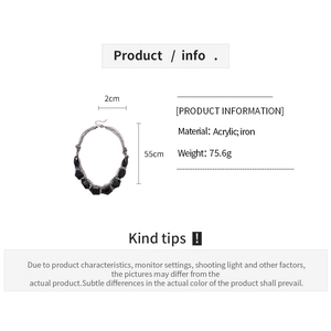 Vue détaillée du collier en acrylique noir et argent avec dimensions et poids spécifiés