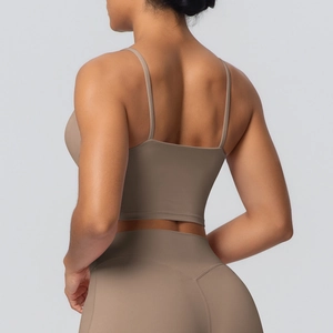 Détail d'un soutien-gorge de yoga marron avec bretelles fines et dos en U en tissu sans couture