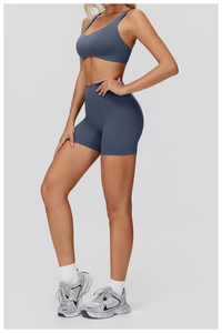 Détails de l'ensemble de yoga bleu brume mat avec brassière racerback et short taille haute