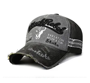 Dettaglio del cappellino vintage con ricamo Black Rebel e bordi sfrangiati