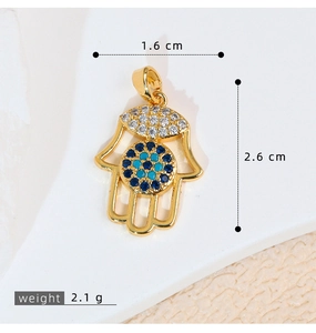 Dettaglio del ciondolo mano di Fatima con zirconi blu e bianchi, 1,6cm x 2,6cm