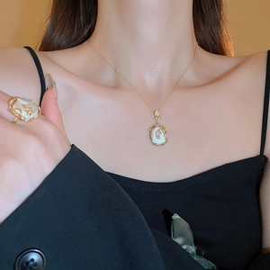 Gros plan d'un ensemble élégant de collier et bague dorés avec perles baroques sur un mannequin
