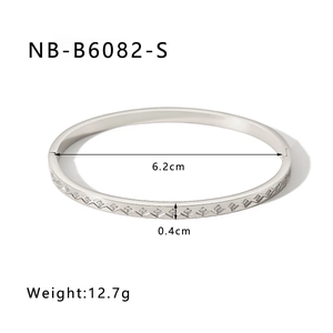 Dettaglio del bracciale argento con diametro interno di 6,2cm e larghezza di 0,4cm